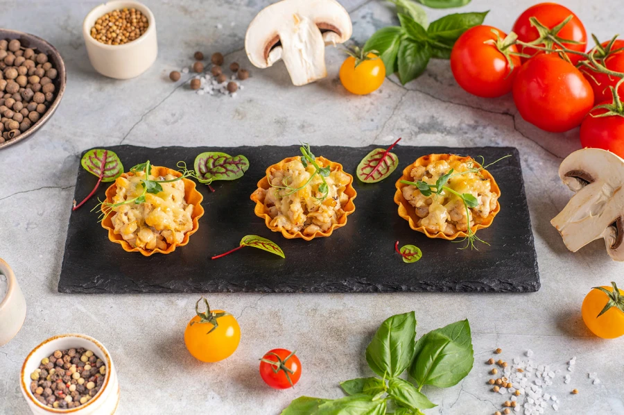 Тарталетка с жульеном с куриной грудкой