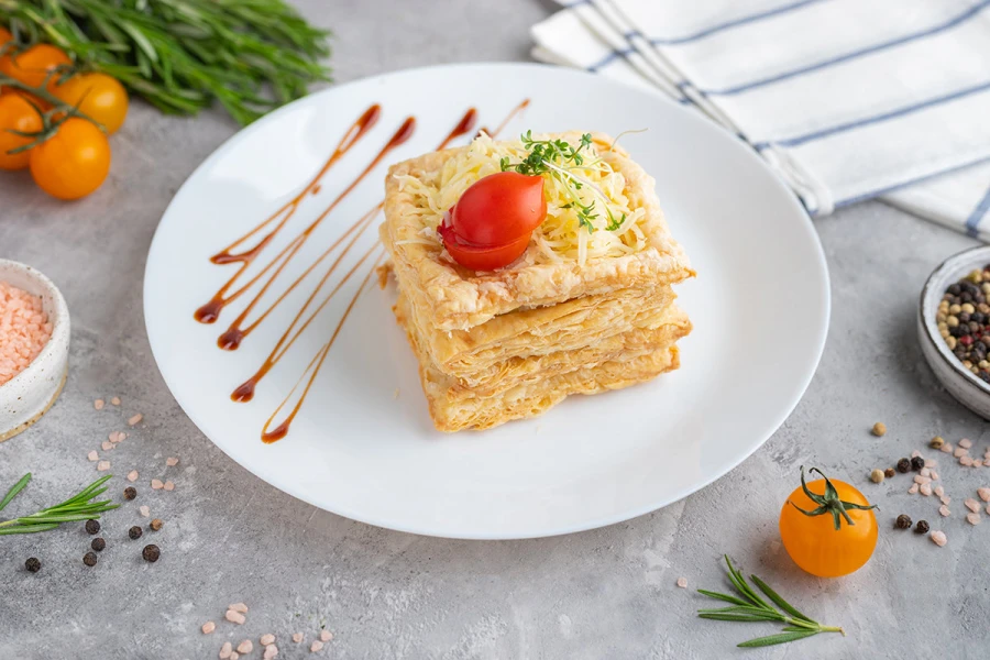 Жульен с куриной грудкой в тарталетке со сливками и сыром