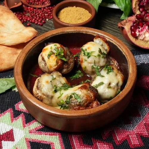 Шампиньоны запеченные с сыром и куриным фаршем