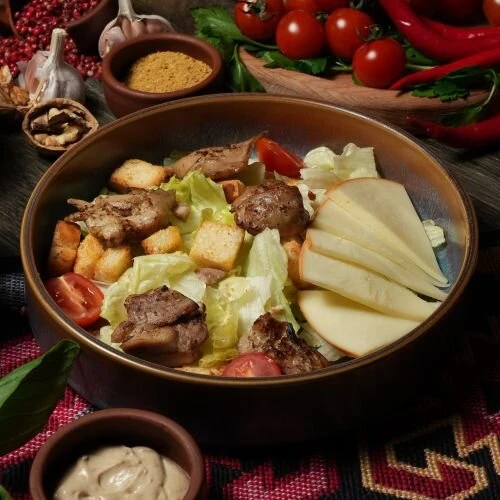 Цезарь с копченым сыром и куриным шашлыком 