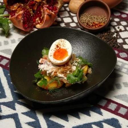 Салат из копченой курицы и жареного картофеля