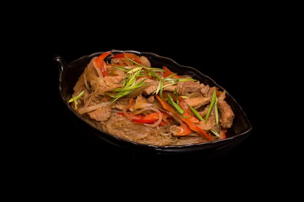 Стеклянная лапша со свининой и овощами