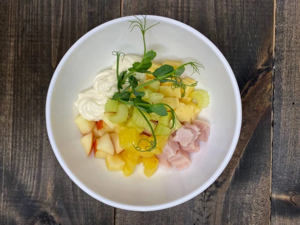 Салат с ветчиной, сыром и ананасом 120 г