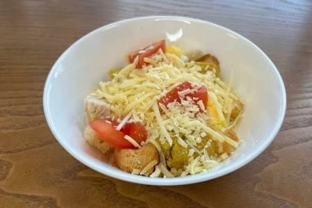 Салат с пряной грудкой и помидором 150 г