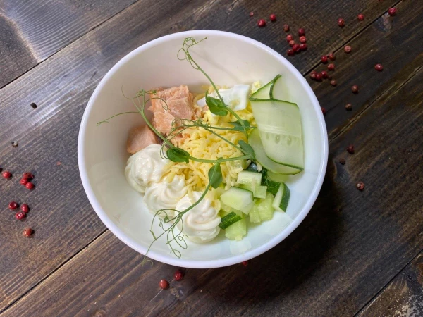 Салат с кетой, огурцом и яйцом 120 г