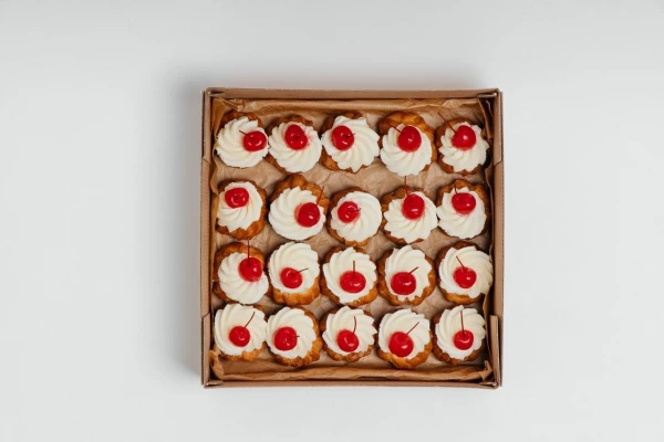 BOX_22 "Десертные профитроли с вишней"
