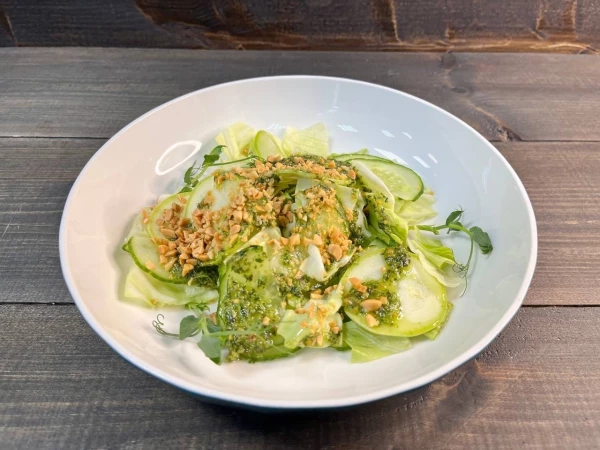 Салат зеленый с орехами и соусом 120 г