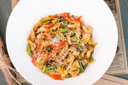 П_Курица Стир-Фрай с овощами и рисовой лапшой 300 г