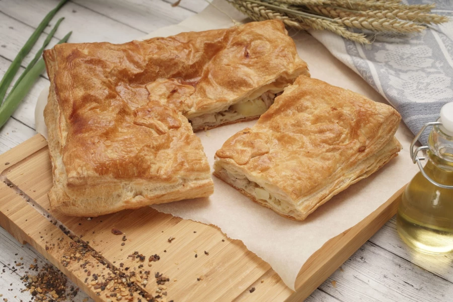Пирог слоеный с курицей и картофелем 