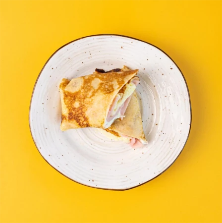 Блинчик с моцареллой и ветчиной