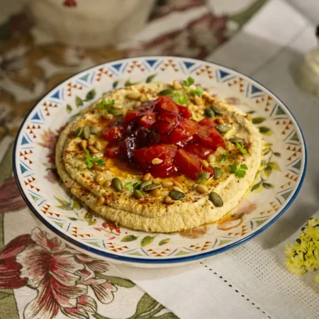 Хумус с карамелизованными томатами