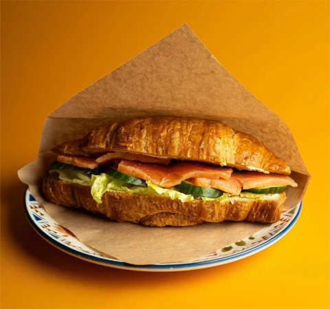 Круассан с лососем