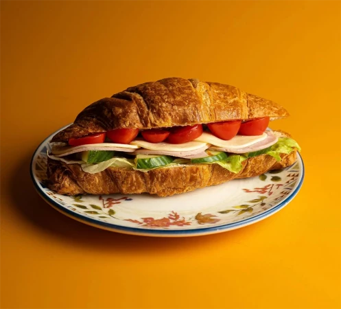 Круассан с моцареллой и ветчиной