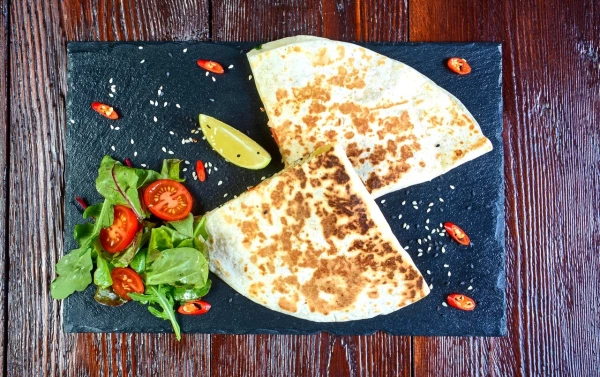 Кесадилья с лососем и авокадо