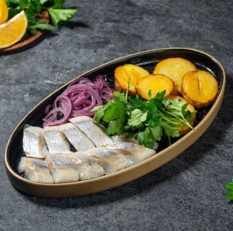 Сельдь слабосоленая с запеченным картофелем