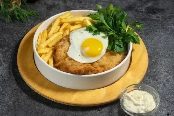 Шницель из куриного бедра с соусом тар-тар