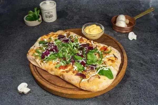 Пицца с ветчиной и грибами