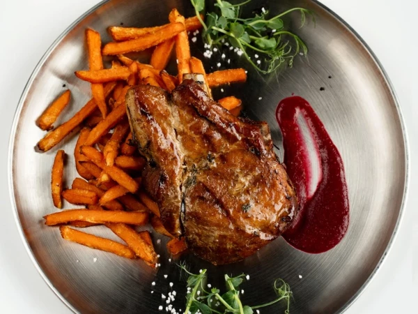 Свиная корейка на кости  с соусом вишня-чили