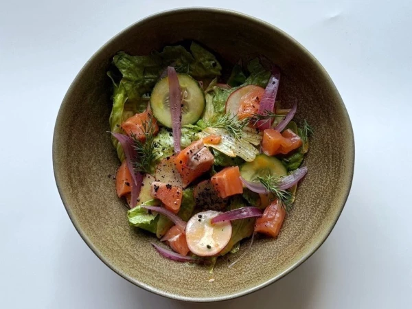 Салат с лососем и пряным соусом