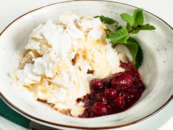 Мильфей со сливочным кремом и ягодным соусом