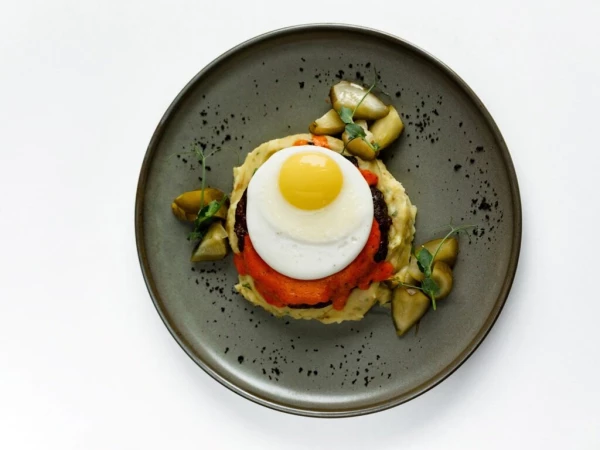 Бифштекс с соусом лечо