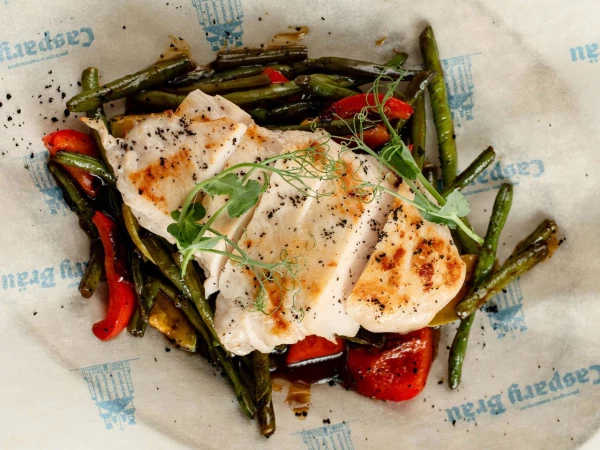 Куриное филе на гриле с овощами и соусом терияке