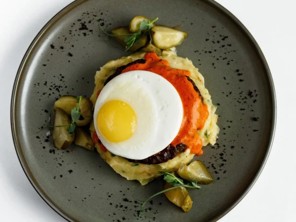 Бифштекс с соусом лечо