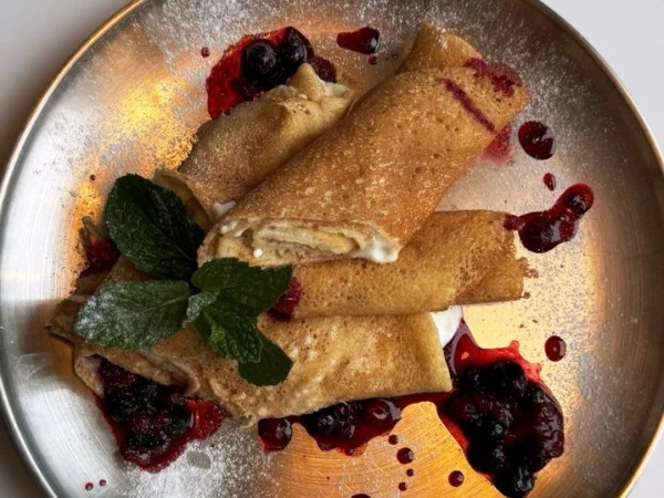 Блинчики с творогом и ягодным вареньем