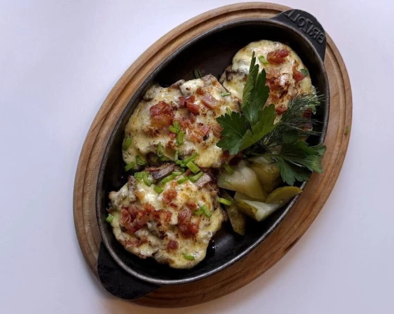 Драники с жульеном и беконом 