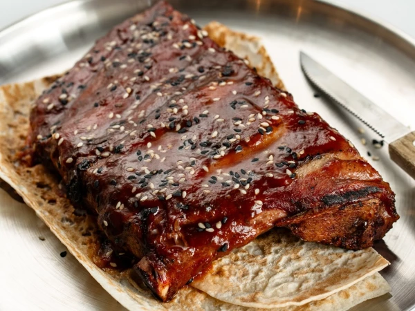 Ребра свиные в соусе BBQ на углях