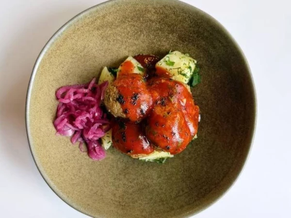 Митболы из соевого мяса с толченым картофелем