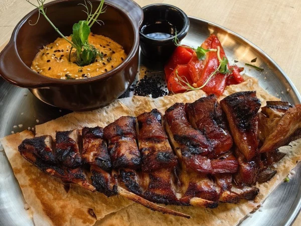 Баранья грудинка с хумусом и печеным перцем