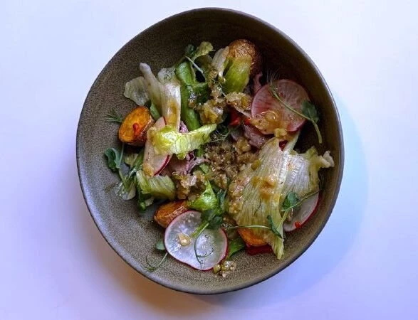 Салат с ростбифом и соусом релиш 