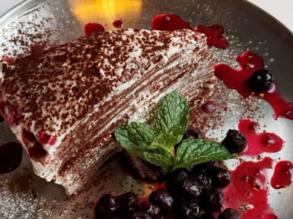 Шоколадный блинный торт с соусом из черники