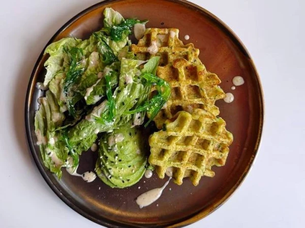 Вафли с авокадо, зеленым салатом и чукой