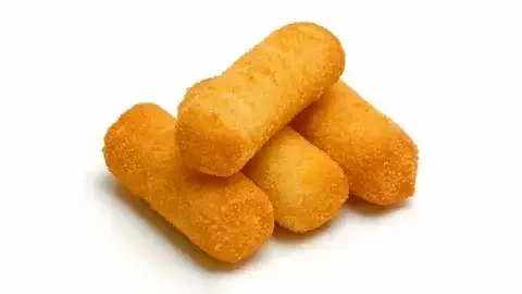 Сырные палочки с брусничным соусом