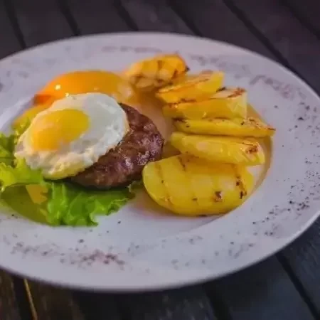 Бифштекс с яйцом