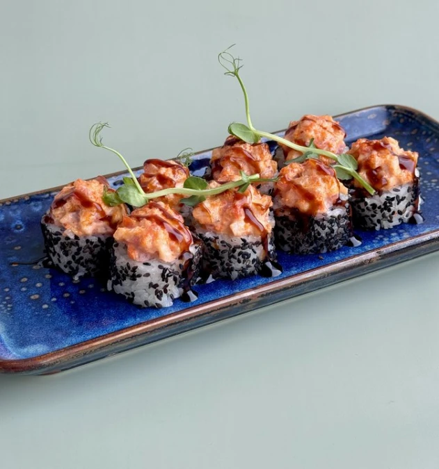 Запеченный ролл с курицей и томатом