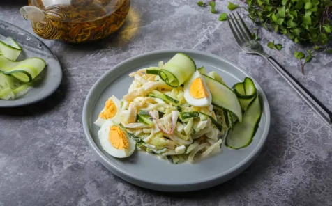 Салат с кальмаром, огурцом и яйцом