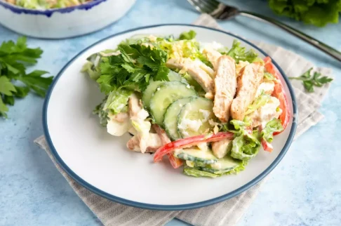 Салат с жареной курицей