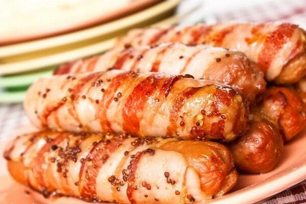 Сардельки в беконе с кориандром