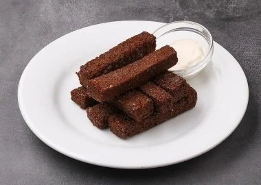 Гренки с чесночным соусом