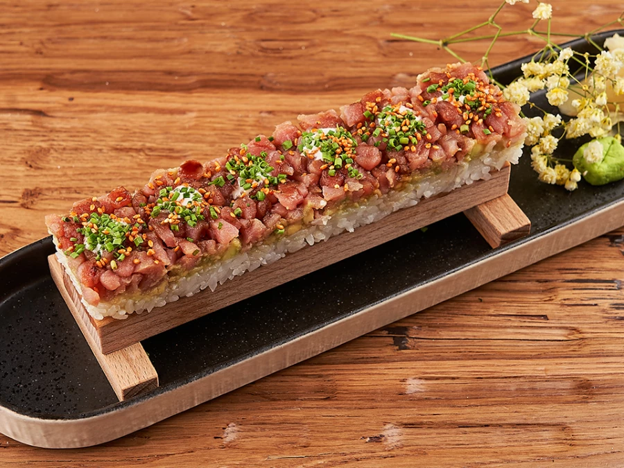 Тунец , гуакамоле, соус спайси понзу 