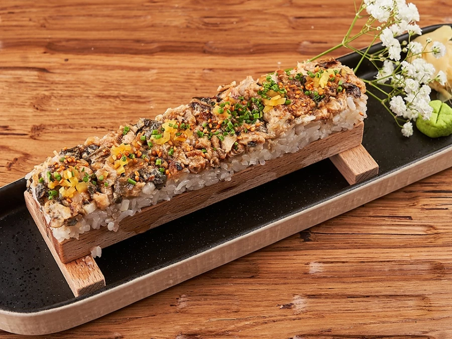 Угорь,  маринованный огурец, дайкон, крем унаги 