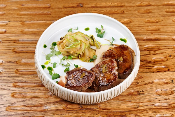 Медальоны из говяжьей вырезки, перечный гамадари