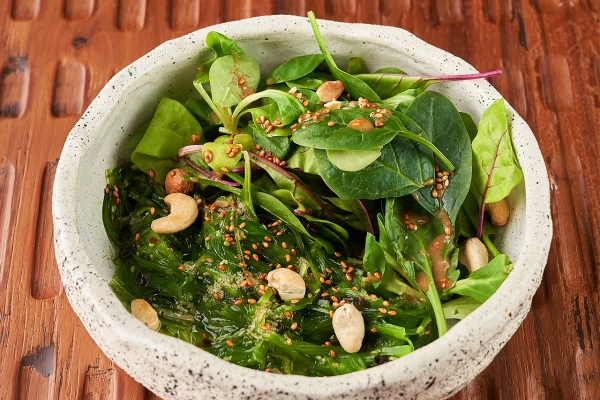 Чука, микс салата, ореховый вафу