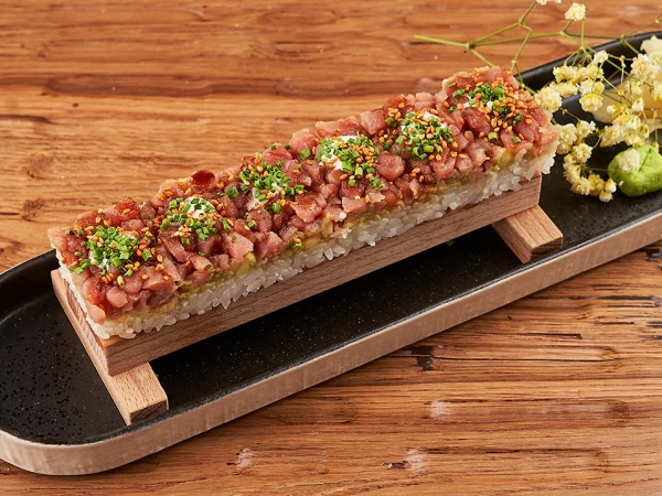 Тунец , гуакамоле, соус спайси понзу 