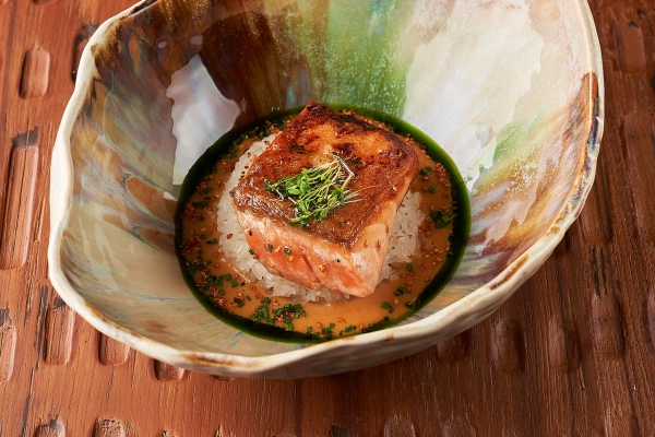 Лосось, рисовый кейк, спайси голландез