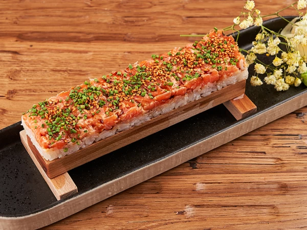 Лосось, спайси соус 