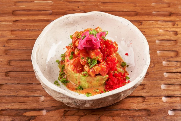 Попкорн из креветок с авокадо и икрой